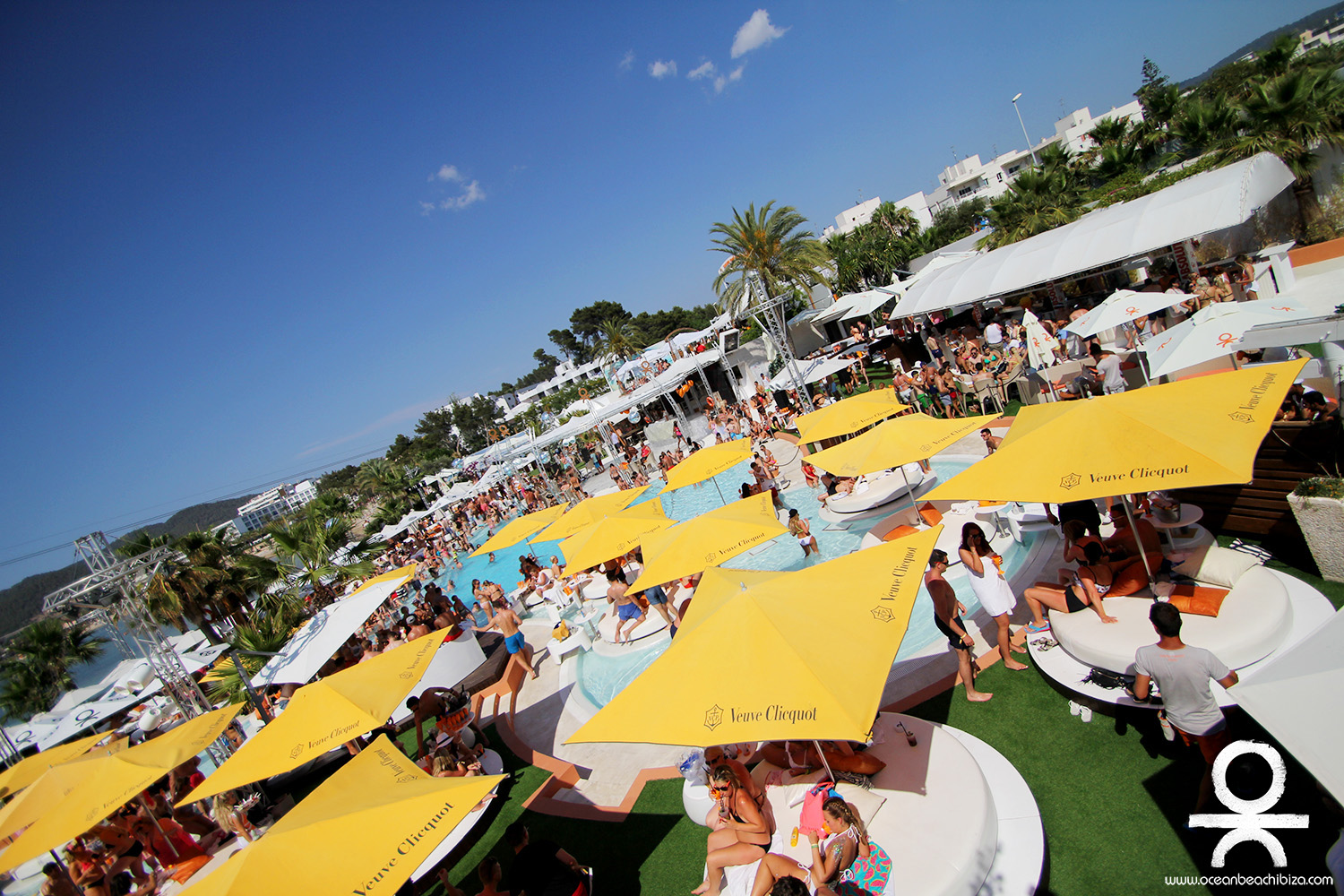 Club-hopping or Bar-hopping ibiza