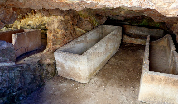 Punic artifacts are found in the graves on Ibiza.