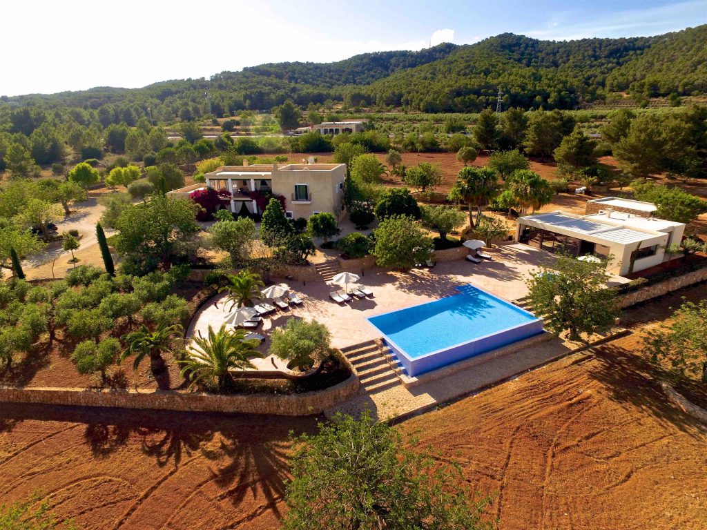 Rent large holiday villa ini Ibiza for groups