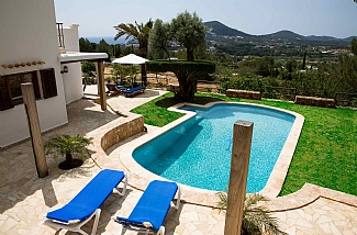 Zona de la piscina en una villa en Ibiza