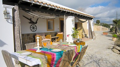 Comedor exterior en una villa en Ibiza