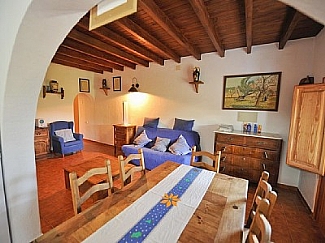 salon interior y rstico casa de alquiler ibiza 