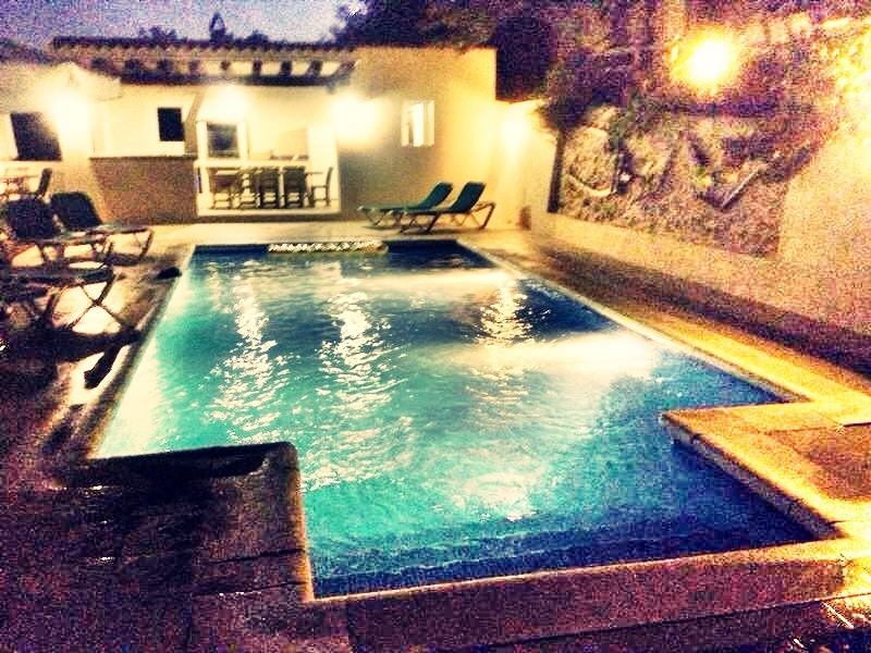 Zona piscina en una villa en Ibiza por la noche