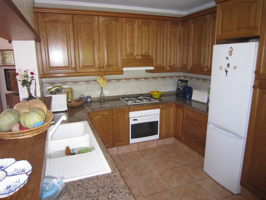 Cocina de madera en una villa en Ibiza