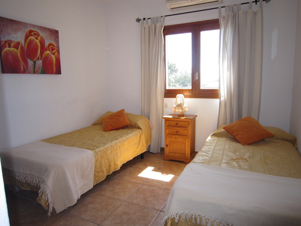 Habitacin dos camas individuales en una villa en Ibiza