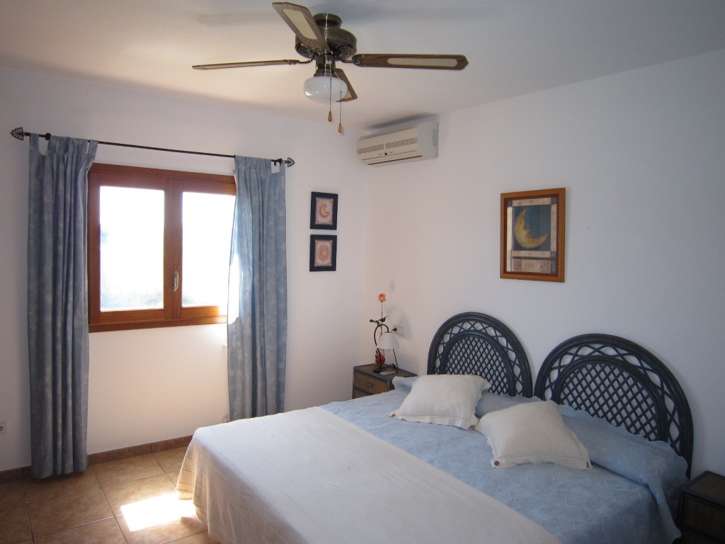 Habitacin cama matrimonio en una villa en Ibiza