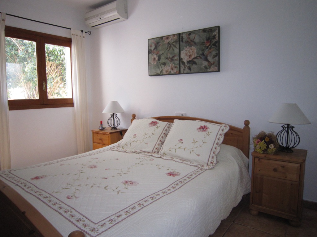 Habitacin cama matrimonio en una villa en Ibiza