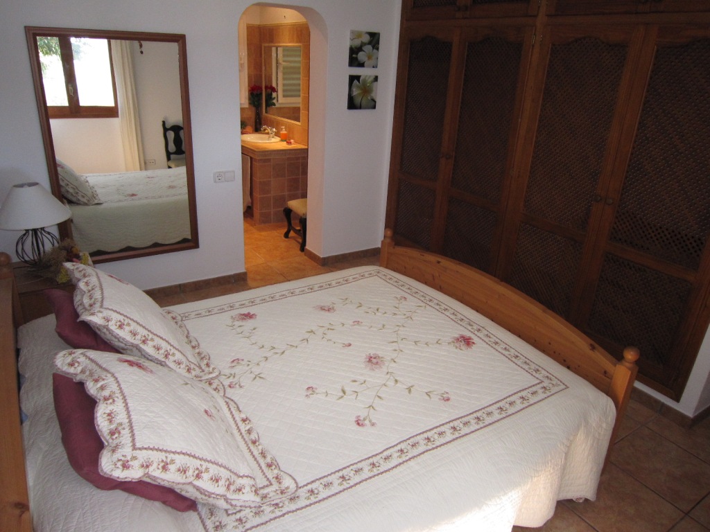 Habitacin cama matrimonio con bao privado en una villa en Ibiza