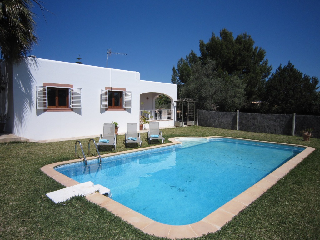 Zona piscina en una villa en Ibiza