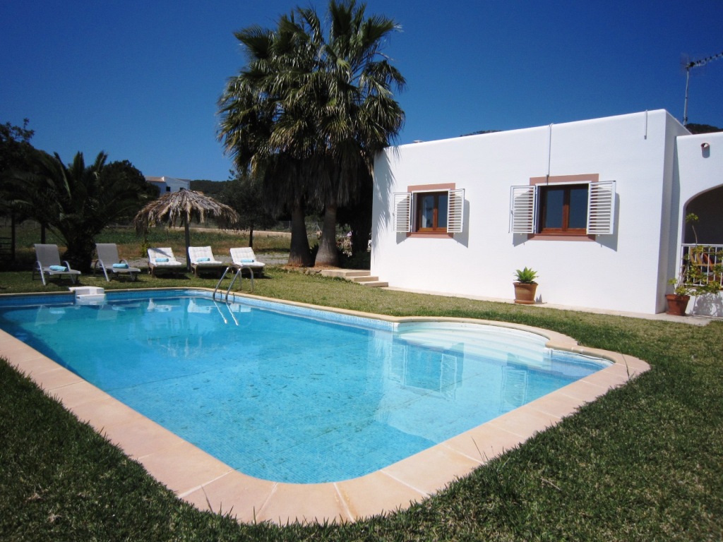 Zona piscina en una villa en Ibiza