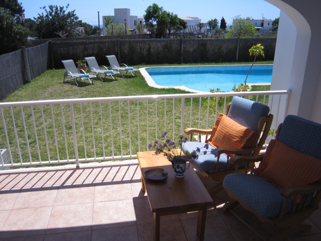 Zona piscina en una villa en Ibiza