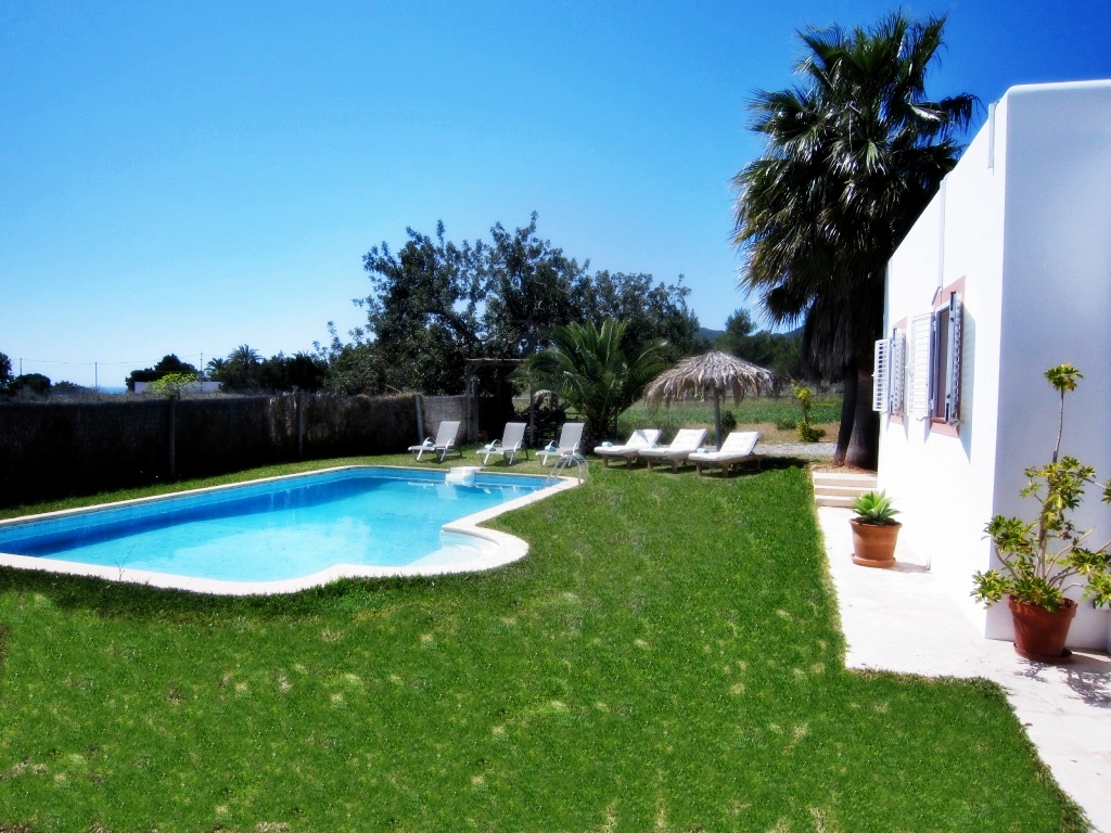 Zona piscina en una villa en Ibiza