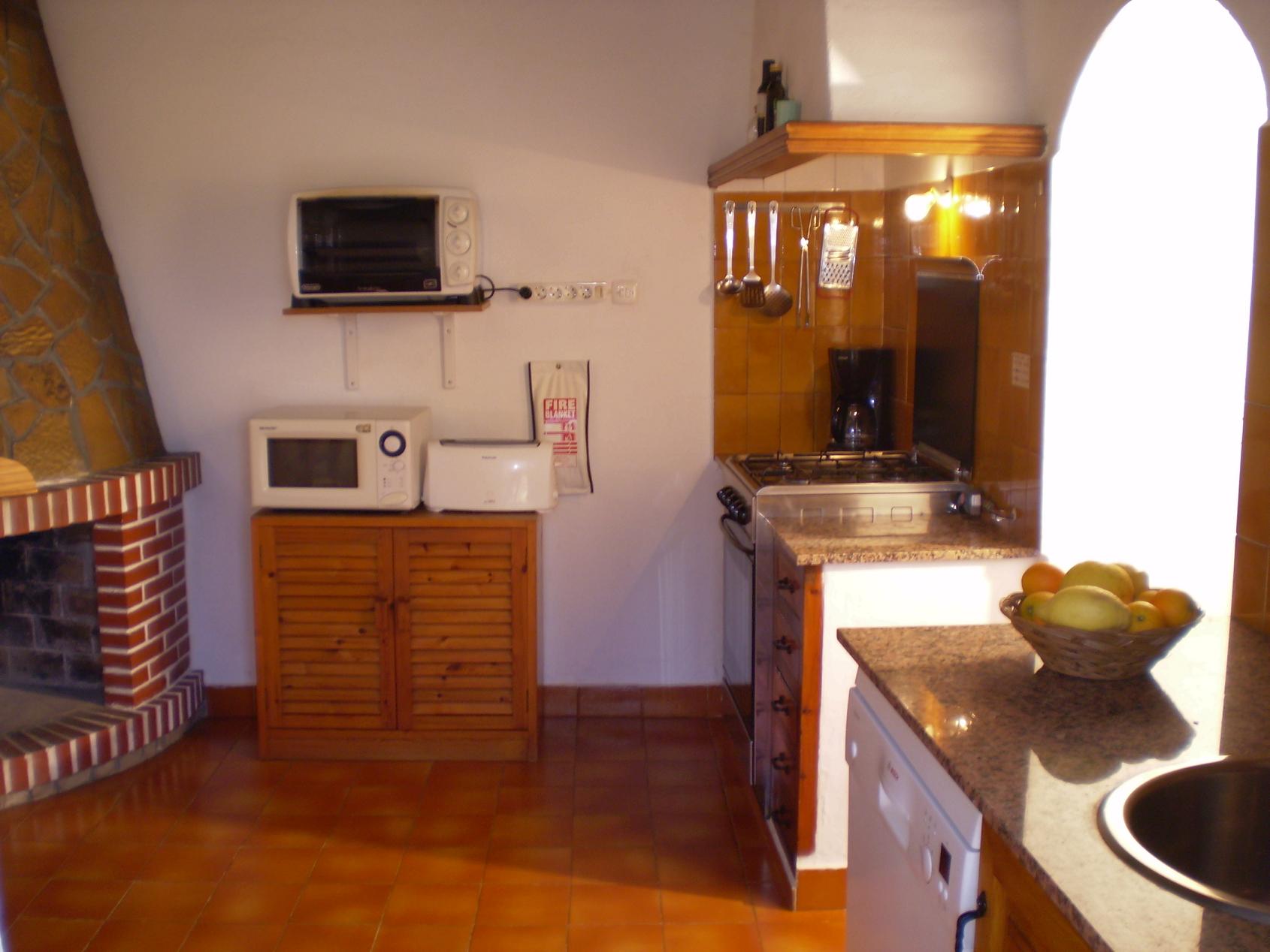 Cocina con chimenea en una casa en Ibiza
