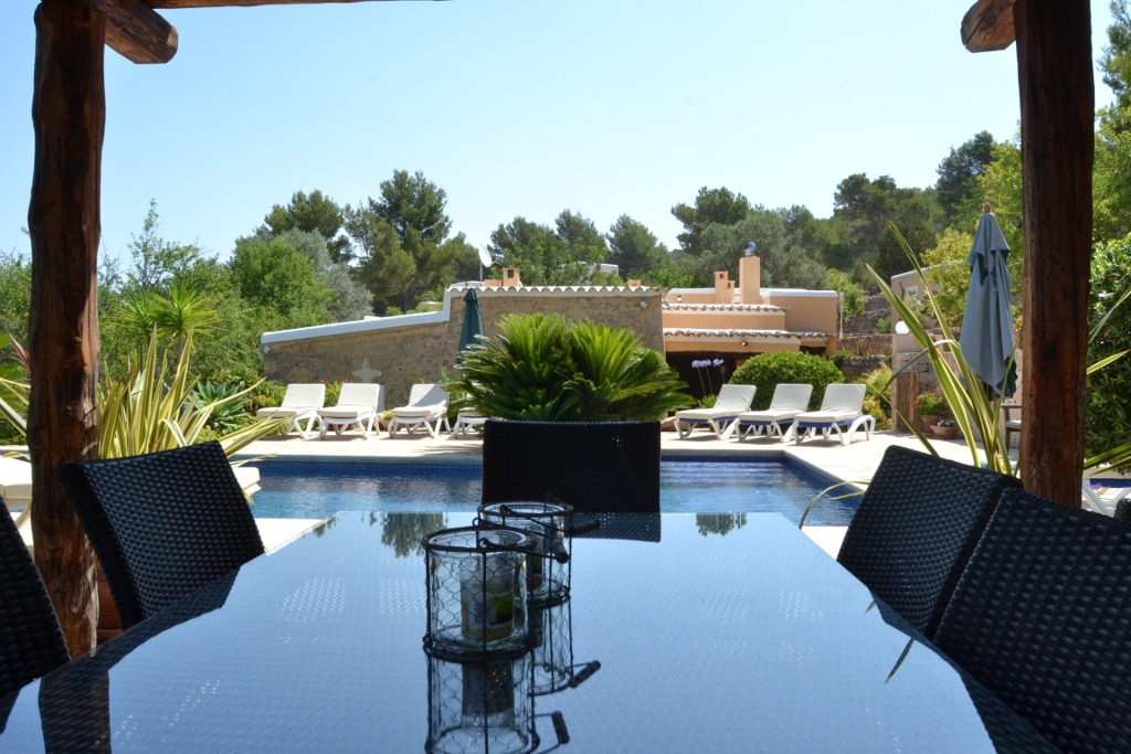 Outside dining table in the terrace