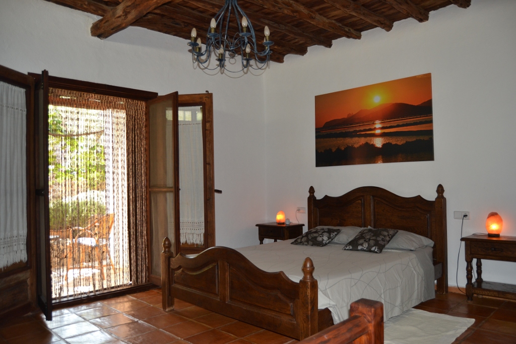 Habitación rústica con cama matrimonio en una villa en Ibiza