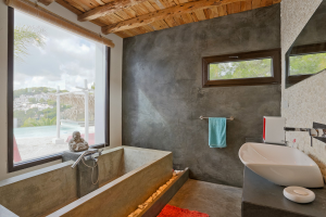 Cuarto de baño gris en una casa en Ibiza