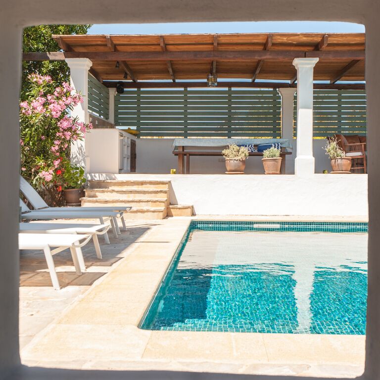 Zona piscina en una villa en Ibiza