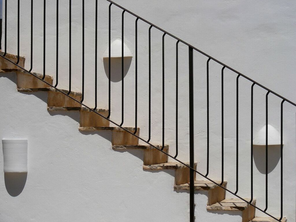 Escaleras de una casa de alquiler en Ibiza